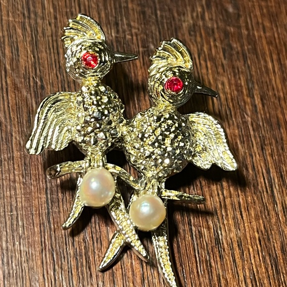 Jewelry - Brooch 5for$20♥️ Vintage Brooch Pin Love Birds Gold Tone Jewelry